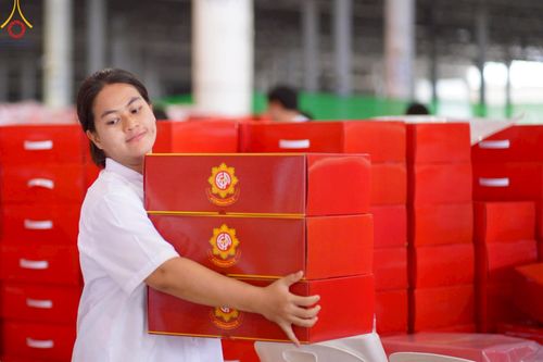 ภาพ No.214321:วันที่ 29 มีนาคม พ.ศ.2568 กิจกรรมใส่ถุงซิปกล่องไทยธรรม เพื่อรักษาความประณีตของกล่องไทยธรรม ในทุกสภาพอากาศ ณ บ้านแก้วเรือนทองคุณยาย วัดพระธรรมกาย