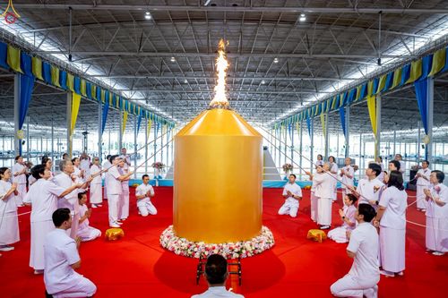 ภาพ No.233945:วันอาทิตย์ที่ 20 กรกฎาคม พ.ศ.2568 พิธีจุดเทียนใจ ไฟนิรันด์ อนันตชัย วัดพระธรรมกาย