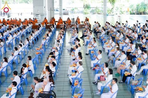 ภาพ No.198049:พิธีถวายภัตตาหารแด่พระภิกษุ สามเณร  บูชาธรรมคุณยายอาจารย์มหารัตนอุบาสิกาจันทร์ ขนนกยูง เนื่องในวาระวันคล้ายวันเกิดครบ 116 ปี วันอาทิตย์ที่ 19 มกราคม พ.ศ. 2568 ณ หอฉันคุณยายอาจารย์ฯ วัดพระธรรมกาย