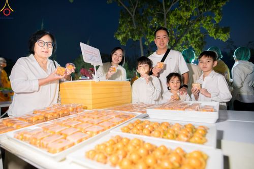 ภาพ No.189401:พิธีถวายภัตตาหารเป็นสังฆทาน แด่พระธรรมยาตรา ในโครงการธรรมยาตรา กตัญญูบูชา มหาปูชนียาจารย์ พระมงคลเทพมุนี(สด จนฺทสโร) พระผู้ปราบมาร อนุสรณ์สถาน 7 แห่ง ปีที่ 13 ณ อนุสรณ์สถานมหาวิหารพระมงคลเทพมุนี (โลตัสแลนด์) อ.สองพี่น้อง จ.สุพรรณบุรี วันที่ 5 มกราคม 2568