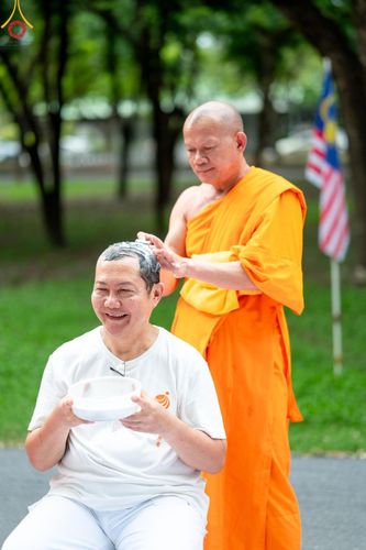 ภาพ No.143867:พิธีตัดปอยผม โครงการอุปสมบทหมู่ พระธรรมทายาทนานาชาติ (ภาษาจีน) รุ่นที่ 19 วันอาทิตย์ที่ 7 กรกฎาคม พ.ศ. 2567 ณ สนามหญ้า หน้าบ้านแก้วอาสาสมัคร วัดพระธรรมกาย