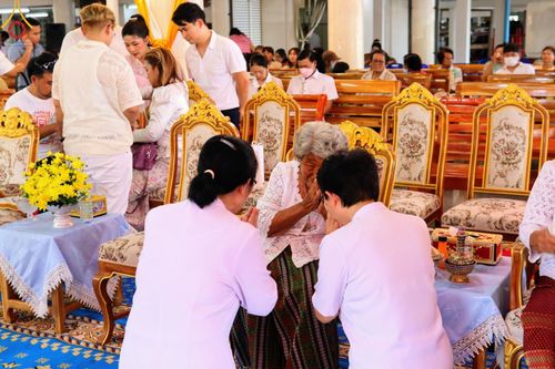 ภาพ No.170494:พิธีทอดกฐิน ณ วัดสุราษฎร์รังสรรค์ จ.ปทุมธานี ในโครงการกฐินสามัคคีทั่วไทย 30,000 วัด บูชาธรรม 80 ปี หลวงพ่อธัมมชโย โดยคณะศิษยานุศิษย์วัดพระธรรมกาย วันที่ 27 ตุลาคม พ.ศ. 2567