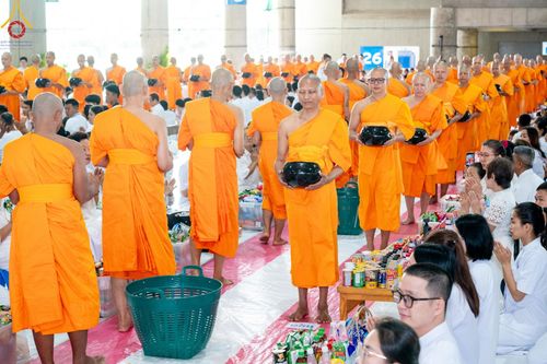 ภาพ No.145719:พิธีตักบาตรฉลองพระใหม่ รุ่นเข้าพรรษา ณ วิหารคด วัดพระธรรมกาย วันเสาร์ที่ 20 กรกฎาคม พ.ศ. 2567