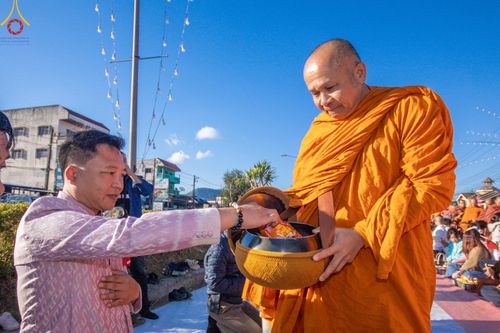 ภาพ No.187136:พิธีตักบาตรพระ ๕๐๐ รูป "สร้างบุญใหญ่ ส่งท้ายปีเก่า ต้อนรับปีใหม่ ๒๕๖๘" วันเสาร์ที่ ๒๘ ธันวาคม พ.ศ. ๒๕๖๗ ณ ถนนหน้าที่ว่าการอำเภอภูเรือ จังหวัดเลย