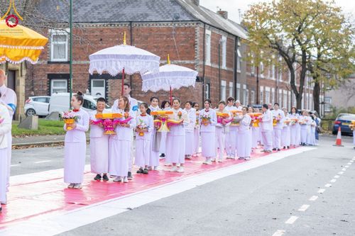 ภาพ No.96414:พิธีทอดกฐินราชันปฐพี ราชินีที่ดิน เพื่อซื้อที่ดินหลังโบสถ์ ฉลองครบรอบ 10 ปีสถาปนาโบสถ์วัดพุทธ วันอาทิตย์ที่ 19 พฤศจิกายน พ.ศ. 2566 ณ วัดพระธรรมกายนิวคาสเซิล ประเทศอังกฤษ