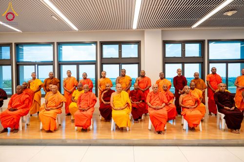 ภาพ No.222547:วันที่ 21 เมษายน พ.ศ. 2568 หลวงพ่อทัตตชีโวต้อนรับคณะสงฆ์ศรีลังกา ณ อาคาร 100 ปี คุณยายมหารัตนอุบาสิกาจันทร์ ขนนกยูง วัดพระธรรมกาย