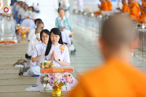 ภาพ No.210601:วันเสาร์ที่ 8 มีนาคม พ.ศ. 2568 พิธีสวดพระพุทธมนต์ และถวายภัตตาหารเมนูสวรรค์แด่พระภิกษุ สามเณร ณ หอฉันคุณยายอาจารย์ฯ วัดพระธรรมกาย