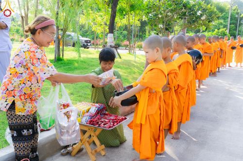 ภาพ No.57835:กิจกรรมบิณฑบาตของสามเณร โครงการบรรพชาสามเณร ฟื้นฟูพระพุทธศาสนาทั่วไทย ธุดงคสถานชลบุรี ณ ชุมชนบ้านห้วยเหียน ตำบลบ่อวิน  อำเภอศรีราชา จังหวัดชลบุรี วันที่ 27 เมษายน พ.ศ. 2567
