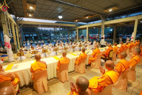 พิธีถวายภัตตาหารเป็นสังฆทาน แด่คณะพระธรรมยาตราฯ ในโครงการธรรมยาตรากตัญญูบูชา มหาปูชนียาจารย์ พระมงคลเทพมุนี(สด จนฺทสโร) พระผู้ปราบมาร อนุสรณ์สถาน 7 แห่ง ปีที่ 12 วันที่ 12 มกราคม พ.ศ. 2567 ณ อนุสรณ์สถานมหาวิหารพระมงคลเทพมุนี(โลตัสแลนด์) อ.สองพี่น้อง จ.สุ