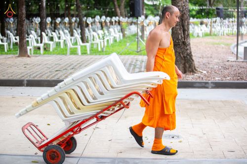 ภาพ No.88679:คณะสงฆ์ เจ้าหน้าที่ และสาธุชน ทุ่มเทแรงกายแรงใจเตรียมงาน เพื่องานวันครูผู้ค้นพบวิชชาธรรมกาย ตั้งแต่วันที่ 20 กันยายน พ.ศ. 2566