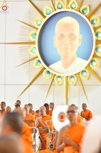 ภาพ No.205669:พิธีสวดพระพุทธมนต์ และถวายภัตตาหารเมนูสวรรค์แด่พระภิกษุ สามเณร วันจันทร์ที่ 3 กุมภาพันธ์ พ.ศ. 2568 ณ หอฉันคุณยายอาจารย์ฯ วัดพระธรรมกาย