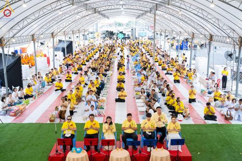 ภาพ No.146430:มหาสังฆทานถวายเป็นพุทธบูชาครั้งยิ่งใหญ่ โครงการทำบุญตักบาตร เพื่อถวายเป็นพระราชกุศล เนื่องในโอกาสมหามงคลเฉลิมพระชนมพรรษา พระบาทสมเด็จพระเจ้าอยู่ห้วฯ ทรงเจริญพระชนมพรรษา 6 รอบ 72 พรรษา