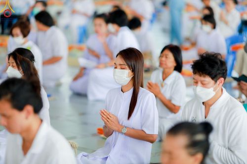 ภาพ No.122855:พิธีสวดพระพุทธมนต์ พิธีทอดผ้าบังสุกุล และพิธีถวายภัตตาหาร เป็นสังฆทานแด่พระภิกษุ สามเณร เนื่องในวันมหาปูชนียาจารย์ วันเสาร์ที่ 3 กุมภาพันธ์ พ.ศ. 2567 ณ หอฉันคุณยายอาจารย์ฯ วัดพระธรรมกาย