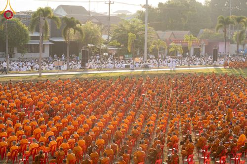 ภาพ No.101753:ตักบาตรพระ 10,000 รูป เติมบุญให้แผ่นดิน เนื่องในโอกาส 192 ปี จังหวัดกาญจนบุรี หนึ่งในโครงการตักบาตรพระ 2,000,000 รูป  77 จังหวัดทุกวัดทั่วไทย วันจันทร์ที่ 11 ธันวาคม พ.ศ. 2566 บริเวณถนนสองแคว (SKY WALK) เมืองกาญจนบุรี