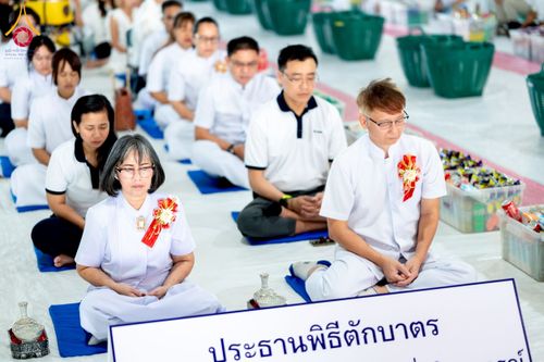 ภาพ No.229413:วันเสาร์ที่ 21 มิถุนายน พ.ศ. 2568 พิธีตักบาตรโครงการอุปสมบทหมู่ธรรมทายาท ระดับอุดมศึกษา รุ่นที่ 52 ภาคฤดูฝน ณ มหาวิหารคด คอร์ 9 วัดพระธรรมกาย