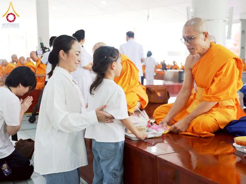 ภาพ No.263035:วันที่ 21 ตุลาคม พ.ศ. 2568 (วันพระ แรม 14 ค่ำ เดือน 11) พิธีบุพเปตพลี ครั้งที่ 171 ร่วมอุทิศบุญแด่หมู่ญาติที่ล่วงลับไปแล้ว และสืบทอดอายุพระพุทธศาสนา ณ หอฉันคุณยายอาจารย์ฯ วัดพระธรรมกาย