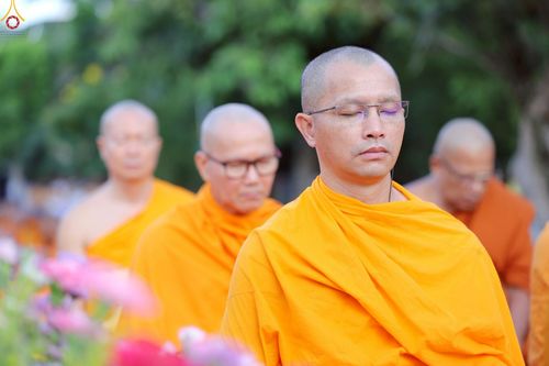 ภาพ No.235139:วันอาทิตย์ที่ 27 กรกฎาคม พ.ศ. 2568 พิธีตักบาตรพระ1,000 รูป ทำบุญเมืองพัทลุง ประธานสงฆ์ พระปริยัติวชิโรดม  เจ้าคณะจังหวัดพัทลุง ประธานฆราวาส นายรัฐศาสตร์ ชิดชู  ผู้ว่าราชการจังหวัดพัทลุง