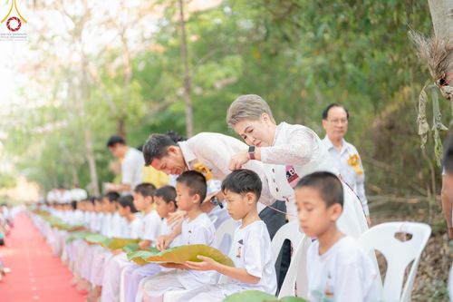 ภาพ No.135037: พิธีบรรพชาสามเณร  พิธีตักบาตรฉลองสามเณรใหม่ วันที่ 1 เมษายน พ.ศ.2567 ในโครงการบรรพชาสามเณรฟื้นฟูพระพุทธศาสนาทั่วไทย ณ ศูนย์ปฏิบัติธรรมแก้วเมืองเลย