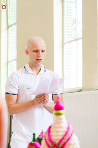 ภาพ No.83343:พิธีตัดปอยผมธรรมทายาทและฝากตัวเป็นศิษย์ ในโครงการอบรมพระธรรมทายาททวีปยุโรป รุ่นที่ 9 วันพุธที่ 12 มิถุนายน พ.ศ. 2566 ณ วัดพระธรรมกายเบเนลักซ์ ประเทศเบลเยี่ยม