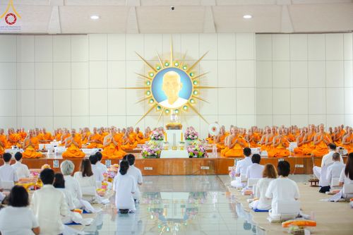 ภาพ No.169754:พิธีถวายภัตตาหารเมนูสวรรค์ "เพื่อการบรรลุธรรม" เนื่องในวันลอยกระทง (ขึ้น 15 ค่ำ เดือน 12) วันศุกร์ที่ 15 พฤศจิกายน พ.ศ. 2567 ณ หอฉันคุณยายอาจารย์ฯ วัดพระธรรมกาย