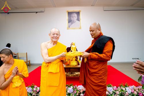 ภาพ No.222646:วันที่ 23 เมษายน พ.ศ. 2568 หลวงพ่อทัตตชีโวต้อนรับคณะสงฆ์เมียนมาร์ ณ อาคาร 100 ปี คุณยายมหารัตนอุบาสิกาจันทร์ ขนนกยูง วัดพระธรรมกาย