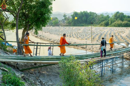 ภาพ No.140396:Photo Story มหัศจรรย์วัดดงดินแดง  EP.8  ภาพการเตรียมงาน การปฎิบัติงาน ของเหล่าผู้ทุ่มเทและเสียสละ เพื่อความสำเร็จของความมหัศจรรย์ ณ วัดดงดินแดง ต.ม่อนจอง อ.อมก๋อย จ.เชียงใหม่ วันที่ 1-7 เมษายน พ.ศ. 2567