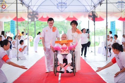 ภาพ No.146645:พิธีทอดผ้าป่าสร้างหลังคาอาคาร 80 ปี หลวงพ่อธัมมชโย ณ ศูนย์ปฎิบัติธรรมวิหารแดง จังหวัดสระบุรี วันอาทิตย์ที่ 28 กรกฎาคม พ.ศ. 2567