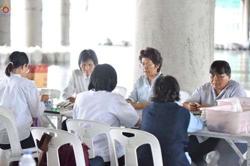 ภาพ No.239970:วันที่ 20-23 สิงหาคม พ.ศ. 2568 การเตรียมงานวันธรรมชัย ใส่ถ่านประทีป LED ที่วิหารคด 7 และ 25 วัดพระธรรมกาย