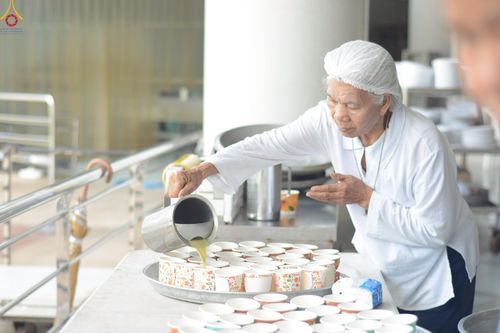 ภาพ No.246990:วันที่ 20 กันยายน พ.ศ. 2568 พิธีถวายเมนูสวรรค์เพื่อการบรรลุธรรม ณ หอฉันคุณยายอาจารย์ฯ วัดพระธรรมกาย