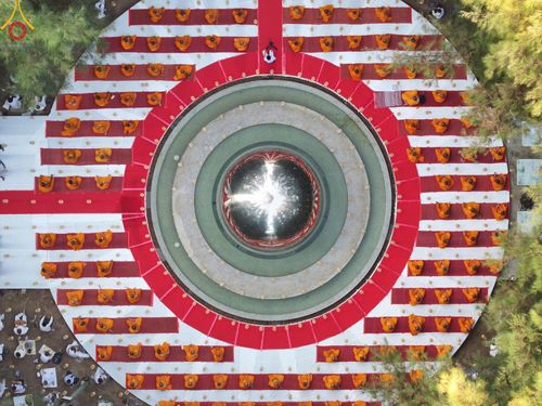 ภาพ No.190095:พิธีจุดประทีปถวายเป็นพุทธบูชา และบูชาธรรมมหาปูชนียาจารย์ ณ อนุสรณ์สถานมหาวิหารพระมงคลเทพมุนี (โลตัสแลนด์) อ.สองพี่น้อง จ.สุพรรณบุรี ในโครงการธรรมยาตรา กตัญญูบูชา มหาปูชนียาจารย์ พระมงคลเทพมุนี(สด จนฺทสโร) พระผู้ปราบมาร อนุสรณ์สถาน 7 แห่ง ปีที่ 13