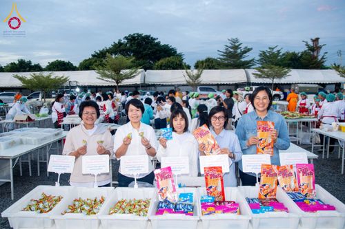 ภาพ No.195867:พิธีถวายภัตตาหารเป็นสังฆทาน แด่พระธรรมยาตรา ณ วัดโบสถ์(บน) ตำบลบางคูเวียง อำเภอบางกรวย จังหวัดนนทบุรี ในโครงการธรรมยาตรา กตัญญูบูชา มหาปูชนียาจารย์ พระมงคลเทพมุนี(สด จนฺทสโร) พระผู้ปราบมาร อนุสรณ์สถาน 7 แห่ง ปีที่ 13 วันที่ 16 มกราคม พ.ศ. 2568