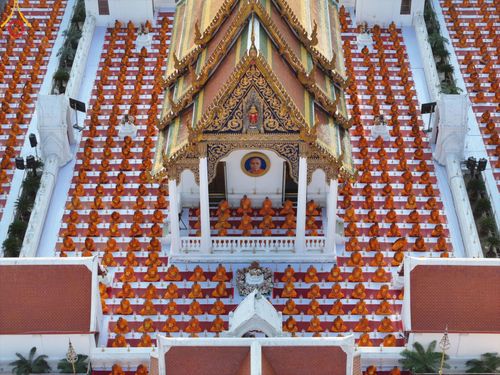 ภาพ No.197134:พิธีจุดประทีปถวายเป็นพุทธบูชา และบูชาธรรมมหาปูชนียาจารย์ ณ วัดโบสถ์(บน) ตำบลบางคูเวียง อำเภอบางกรวย จังหวัดนนทบุรี ในโครงการธรรมยาตรา กตัญญูบูชา มหาปูชนียาจารย์ พระมงคลเทพมุนี(สด จนฺทสโร) พระผู้ปราบมาร อนุสรณ์สถาน 7 แห่ง ปีที่ 13 วันที่ 18 มกราคม พ.ศ. 25