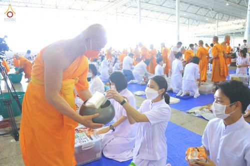 ภาพ No.80814:พิธีตักบาตร , พิธีบูชาข้าวพระในวันอาทิตย์ต้นเดือน วันที่ 7 พฤษภาคม พ.ศ. 2566 ณ วัดพระธรรมกาย