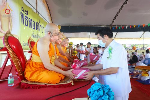 ภาพ No.76180:พิธีกลั่นแผ่นดินสร้างมหาเจดีย์ปัตตานี , พิธีตักบาตรแด่พระภิกษุสงฆ์ 159 รูป ,  พิธีทอดผ้าป่า , พิธีโปรยรัตนชาติ ,  พิธีจุดประทีปถวายเป็นพุทธบูชา ณ ศูนย์อบรมเยาวชนปัตตานี จ.ปัตตานี วันอาทิตย์ที่ 5 กุมภาพันธ์ พ.ศ.2566