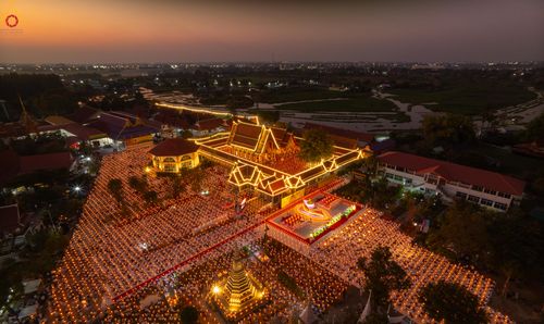 ภาพ No.294126:วันที่ 13 มกราคม พ.ศ. 2569 พิธีจุดประทีปถวายเป็นพุทธบูชา และบูชาธรรมมหาปูชนียาจารย์  (ภาพชุดที่ 2) ณ วัดสองพี่น้อง ต.ต้นตาล อ.สองพี่น้อง จ.สุพรรณบุรี ในโครงการธรรมยาตรา กตัญญูบูชา มหาปูชนียาจารย์ พระมงคลเทพมุนี(สด จนฺทสโร) พระผู้ปราบมาร อนุสรณ์สถาน 7 แห่