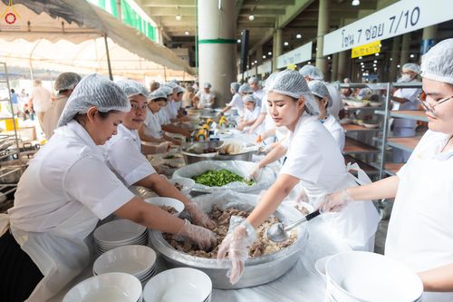 ภาพ No.325779:วันที่ 22 เมษายน พ.ศ.2569(วันคุ้มครองโลก) งานถวายมหาสังฆทาน 40,000 กว่าวัดทั่วประเทศ เจ้าหน้าที่ สาธุชน ร่วมใจจัดเตรียมภัตตาหารเพล (ชุด 2)