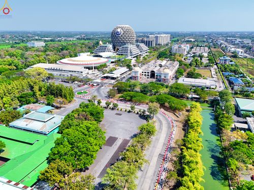 ภาพ No.304723:วันที่ 25 มกราคม พ.ศ. 2569 พิธีต้อนรับพระธรรมยาตรา (ภาพชุดที่ 2) รร.สามัคคีราษฏร์บำรุง-วัดพระธรรมกาย ในโครงการธรรมยาตรา กตัญญูบูชา มหาปูชนียาจารย์ พระมงคลเทพมุนี(สด จนฺทสโร) พระผู้ปราบมาร อนุสรณ์สถาน 7 แห่ง ปีที่ 14