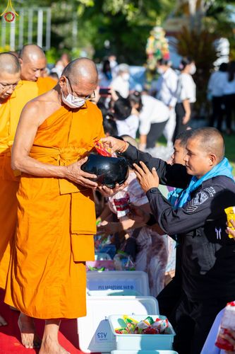 ภาพ No.83157:พิธีถวายสังฆทาน 323 วัด 4 จังหวัดชายแดนภาคใต้ ปีที่ 19 ครั้งที่ 163 พิธีมอบกองทุนหนุนแรงใจช่วยครูใต้ ปีที่ 16 ครั้งที่ 128  และพิธีทำบุญอุทิศส่วนกุศลให้ผู้วายชนม์ ในวันเสาร์ที่ 8 กรกฎาคม พ.ศ. 2566 ณ หอประชุม อาคารพระสุทธิสมณวัตรานุสรณ์   วัดมุจลินทวาปีวิ