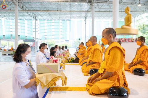 ภาพ No.80286:พิธีตักบาตรฉลองพระใหม่ ในโครงการบรรพชาอุปสมบทหมู่วันคุ้มครองโลก ณ สภาธรรมกายสากล วัดพระธรรมกาย วันอาทิตย์ที่ 16 เมษายน พ.ศ.2566