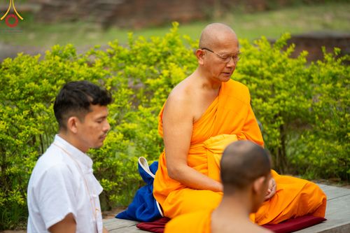 ภาพ No.314637:วันที่ 20 มีนาคม พ.ศ. 2569 พระอาจารย์ แนะนำการปฏิบัติธรรมให้แก่สามเณร  โครงการบรรพชาสามเณร 500 รูป เนปาล ณ วิหารมายาเทวี ประเทศเนปาล