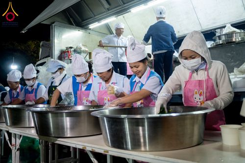 ภาพ No.292495:วันที่ 12 มกราคม พ.ศ. 2569 พิธีถวายภัตตาหารเป็นสังฆทาน แด่พระธรรมยาตรา ณ อนุสรณ์สถานมหาวิหารพระมงคลเทพมุนี (โลตัสแลนด์) อ.สองพี่น้อง จ.สุพรรณบุรี ในโครงการธรรมยาตรา กตัญญูบูชา มหาปูชนียาจารย์ พระมงคลเทพมุนี(สด จนฺทสโร) พระผู้ปราบมาร อนุสรณ์สถาน 7 แห่ง ปี