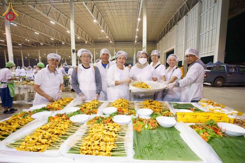 ภาพ No.303033:วันที่ 26 มกราคม พ.ศ. 2569 พิธีถวายภัตตาหารเป็นสังฆทาน แด่พระธรรมยาตรา ณ วัดพระธรรมกาย  จังหวัดปทุมธานี ในโครงการธรรมยาตรา กตัญญูบูชา มหาปูชนียาจารย์ พระมงคลเทพมุนี(สด จนฺทสโร) พระผู้ปราบมาร อนุสรณ์สถาน 7 แห่ง ปีที่ 14