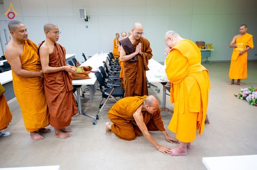 ภาพ No.323369:หลวงพ่อทัตตชีโว รองเจ้าอาวาสวัดพระธรรมกาย ถวายการต้อนรับปฏิสันถารคณะสงฆ์จากประเทศศรีลังกา