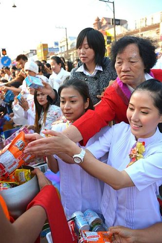 ภาพ No.15847:ประมวลภาพตักบาตรพระ 3 แผ่นดิน พระ 10,000 รูป ปีที่ 2 จ.เชียงราย