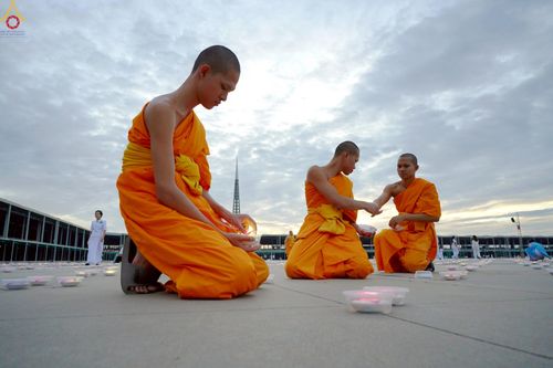 ภาพ No.240990:วันพุธที่ 27 สิงหาคม พ.ศ. 2568 พิธีจุดประทีป ในวันธรรมชัย ณ วัดพระธรรมกาย