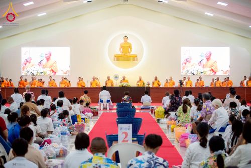 ภาพ No.218063:วันอาทิตย์ที่ 13 เมษายน พ.ศ. 2568 พิธีตักบาตรฉลองสามเณรใหม่ 75 รูป เนื่องในวันสงกรานต์ (โครงการบรรพชาสามเณรฟื้นฟูพระพุทธศาสนาทั่วไทย ประจำปีพุทธศักราช 2568) ณ ศูนย์ปฏิบัติธรรมระยอง(บ้านช่องลม) ตำบลบางบุตร อำเภอบ้านค่าย จังหวัดระยอง