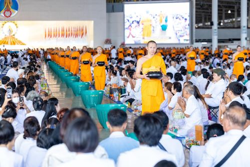 ภาพ No.139077:พิธีตักบาตร , พิธีบูชาข้าวพระ ณ ห้องแก้วสารพัด 1 สภาธรรมกายสากล วัดพระธรรมกาย วันอาทิตย์ต้นเดือนที่ 2 มิถุนายน พ.ศ. 2567