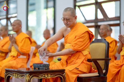 ภาพ No.160813:พิธีเจริญพระพุทธมนต์ และปิดแผ่นทองรูปเหมือน พระเดชพระคุณพระมงคลเทพมุนี (สด จนฺทสโร) พระผู้ปราบมาร จำนวน 3 องค์ วันเสาร์ที่ 5 ตุลาคม พ.ศ. 2567 ณ อาคารปลูกศรัทธา 2 (ชานชลาเดิม) วัดพระธรรมกาย อ.คลองหลวง จ.ปทุมธานี