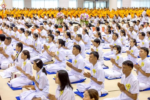 ภาพ No.233782:วันเสาร์ที่ 19 กรกฎาคม พ.ศ.2568 วันมหารำลึก ครั้งที่ 35 พิธีรำลึกถึงนักสร้างบารมี , พิธีสวดพระพุทธมนต์ , พิธีทอดผ้าบังสกุลและถวายไทยธรรม วัดพระธรรมกาย