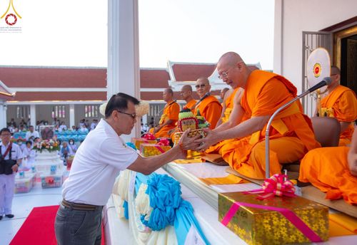 ภาพ No.197651:พิธีตักบาตรพระธรรมยาตรา ณ อนุสรณ์สถานลำดับที่ 4 สถานที่เกิดด้วยกายธรรม วัดโบสถ์(บน) ต.บางคูเวียง จ.นนทบุรี ในโครงการธรรมยาตรา กตัญญูบูชา มหาปูชนียาจารย์ พระมงคลเทพมุนี(สด จนฺทสโร) พระผู้ปราบมาร อนุสรณ์สถาน 7 แห่ง ปีที่ 13 วันที่ 19 มกราคม พ.ศ. 2568